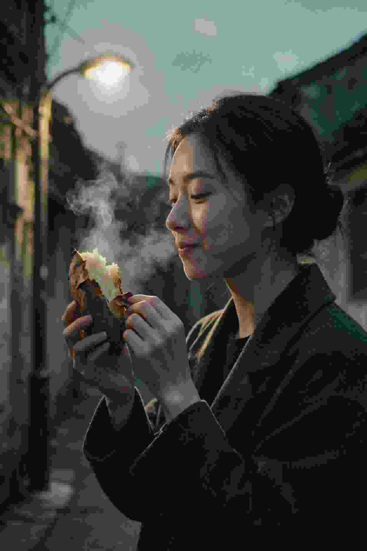 她在你身边看书